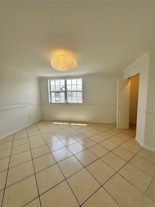 Building Photo - 9701 Fontainebleau Blvd