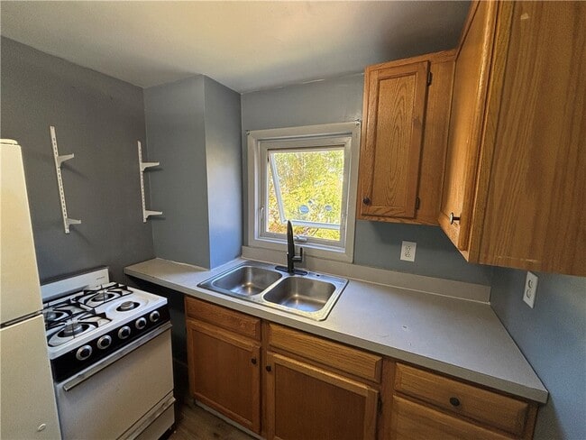 Primary Photo - 121 Sterling St