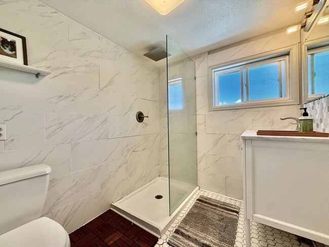 Building Photo - Distinguished 4 bed, 2 bath Bungalow in the Old North End