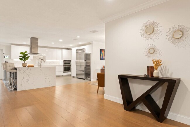 Building Photo - 5841 Bayview Dr