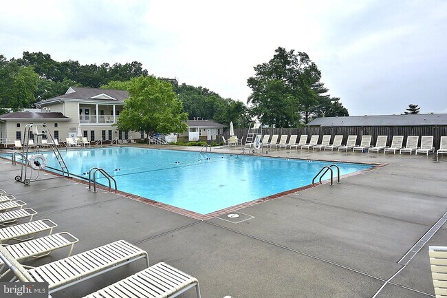 Building Photo - 1952 Kennedy Dr