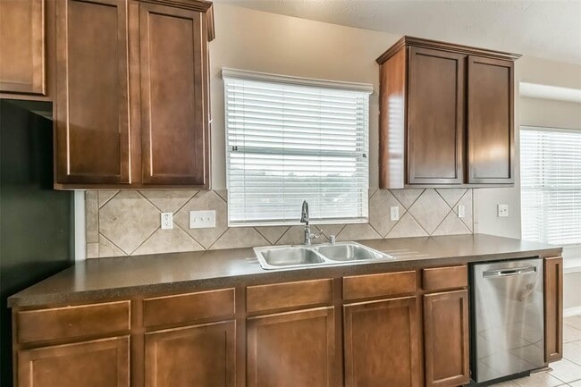 Building Photo - 2212 Highland Crossing Dr