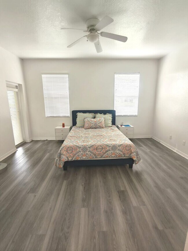 Building Photo - Fully Furnished Townhouse with Water View ...