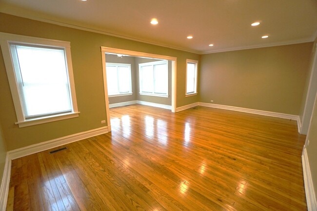 Building Photo - 1537 W Juneway Terrace