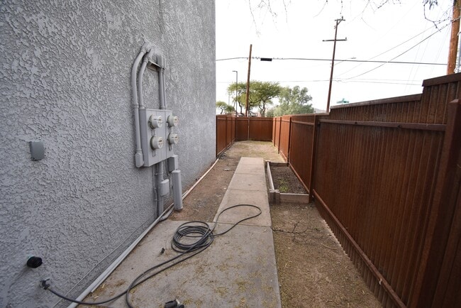 Building Photo - 152 E 21st St