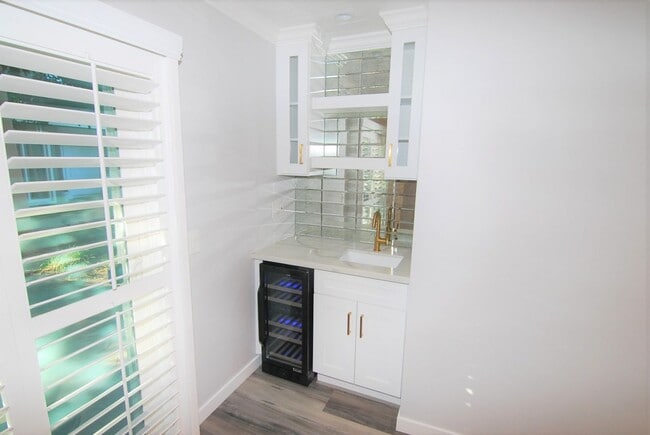 Building Photo - Stunning Fully Remodeled Condo in Costa Mesa