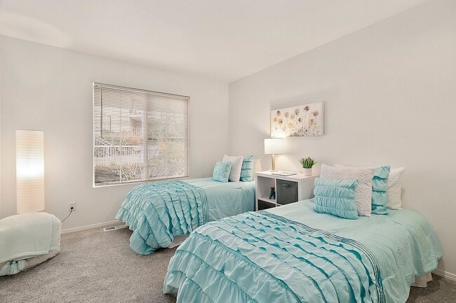Building Photo - 3bd/2.5ba Bellevue Condo