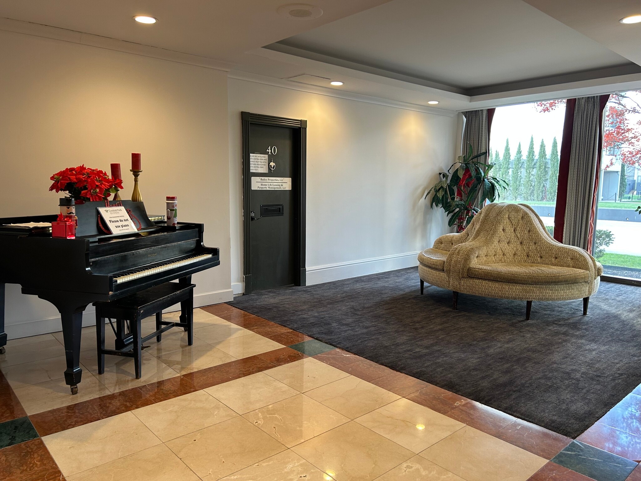 Building Photo - 410 W 7th St