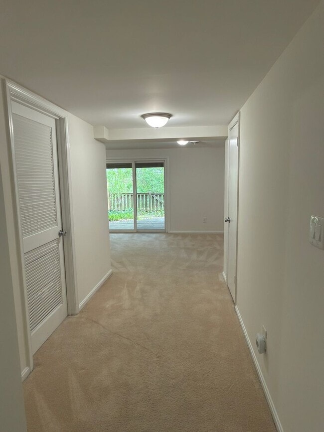 Building Photo - Beautiful 4 Bed 2.5 Bath Townhome in Burke For Rent!