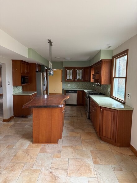 Building Photo - 448 Lake Ave