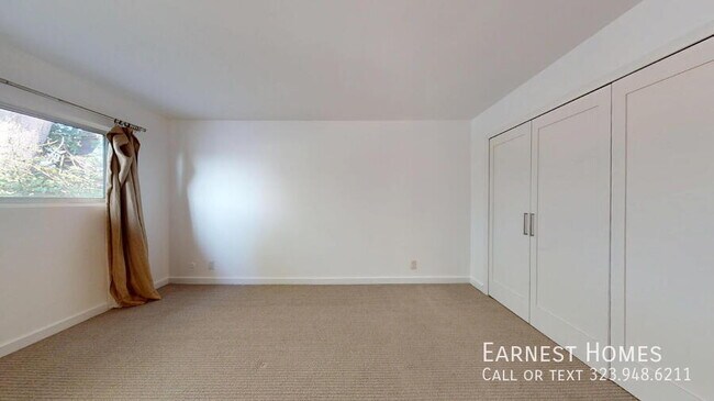Building Photo - 525 N Sycamore Ave