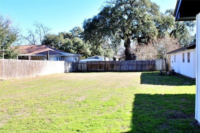 Building Photo - 218 Smith St