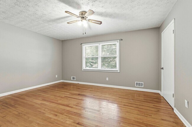 Building Photo - Spacious 3BR Home on Large Lot with Detached Garage in Fayette County