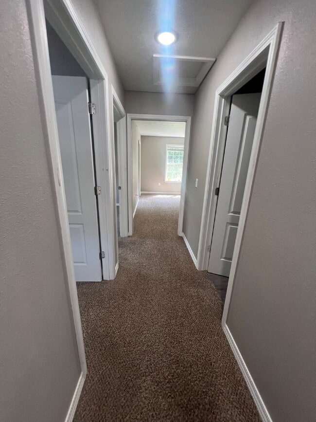Building Photo - Cute town house with lawncare included!