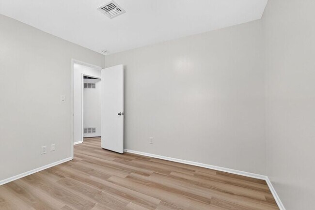 Building Photo - 5168 Mapleridge Dr