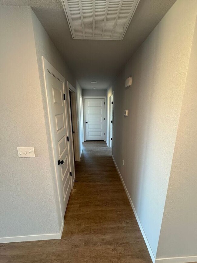 Building Photo - Fully Updated 2 Bedroom Duplex in Convenient Broken Arrow Location