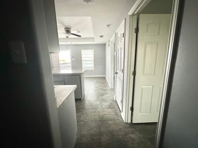 Building Photo - 2705 Mauricio St