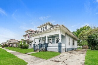 Building Photo - Three Bedroom Two Bath Single Family Home!