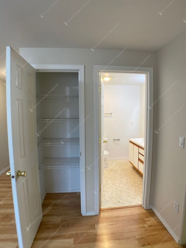 Building Photo - Bright 3 BR - 3 BA Townhouse in Redmond