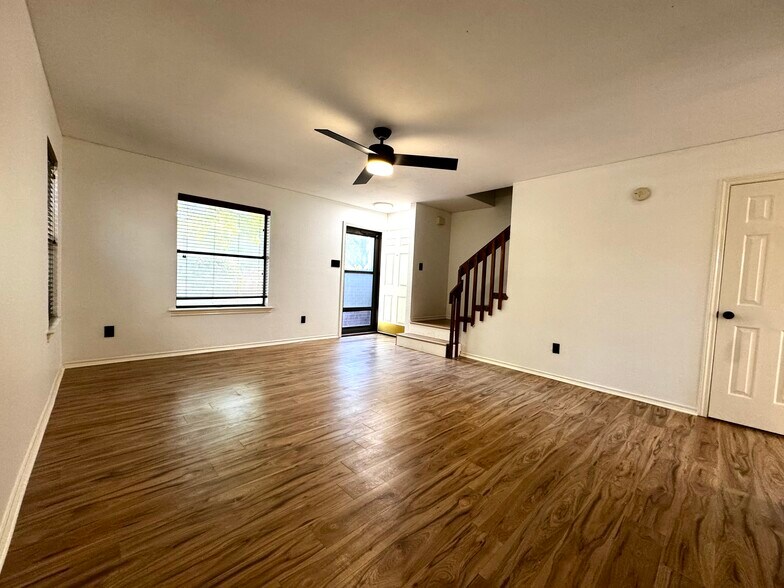 Building Photo - 2058 Owasso St