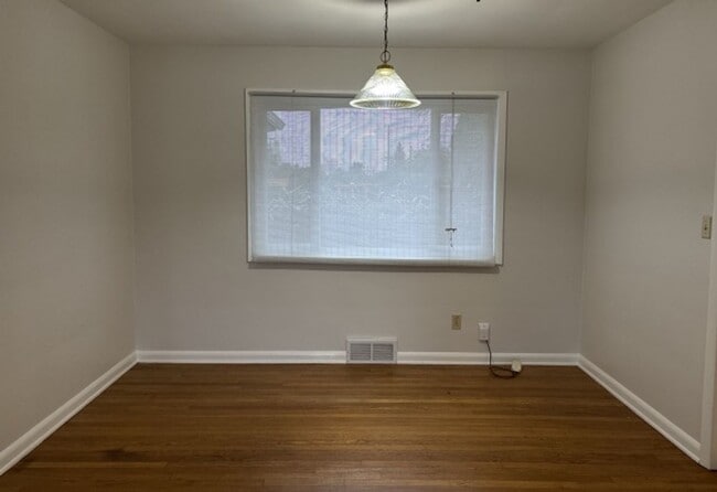 Building Photo - 3Bd/2Ba Single Story House - Available to View!