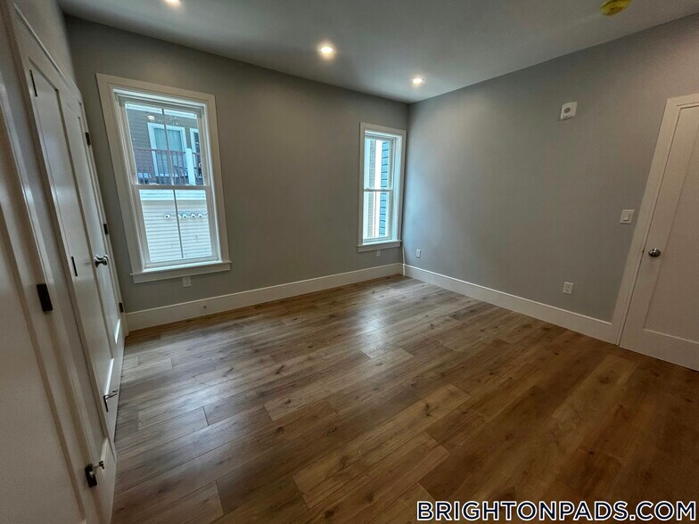 Building Photo - 124 Kenrick St