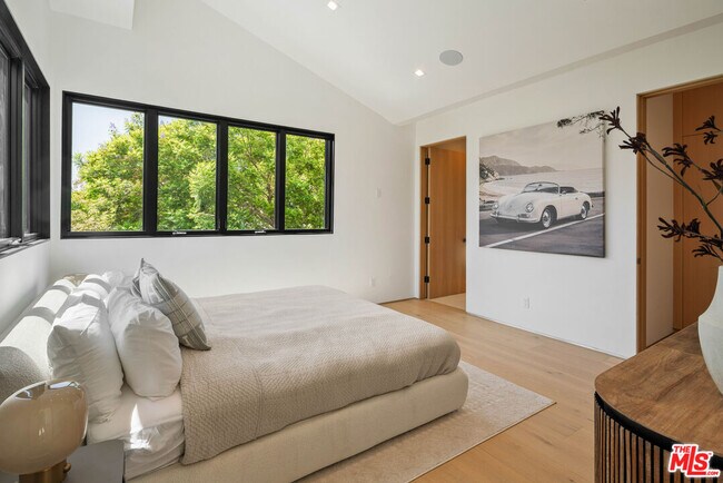 Building Photo - 1130 N Poinsettia Pl