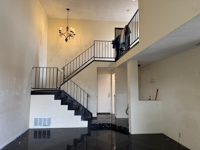 Building Photo - 2bd/2.5ba two car garage townhouse in Coro...