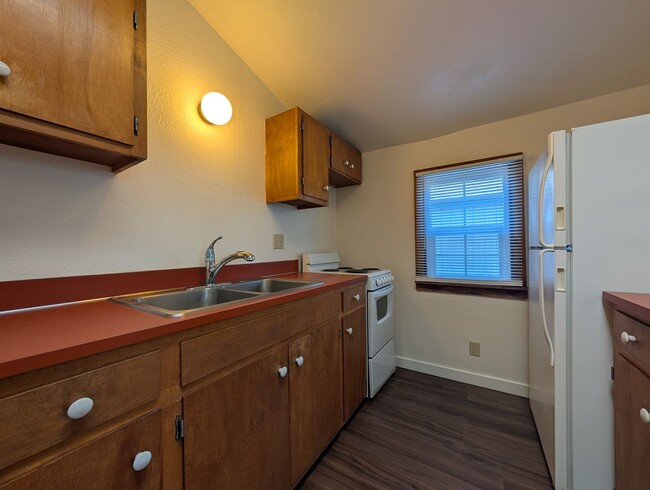 Building Photo - Large Studio Apartment in downtown Eugene-...