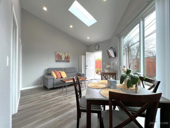 Building Photo - 476 Fiesta Dr