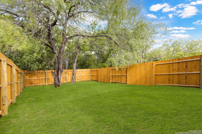 Building Photo - 930 Country Club Dr