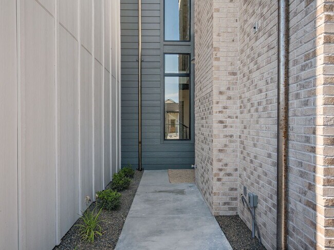 Building Photo - 2510 W Iron Coop St