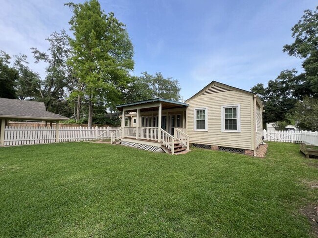 Building Photo - Charming 3 Bedroom Home Near LSU, University Lakes & Parade Routes!