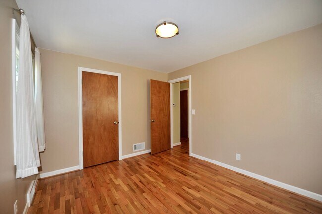 Building Photo - Charming 2 bed 1 bath bungalow with 2nd living room