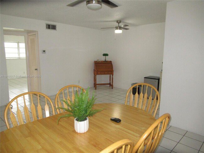 Building Photo - 581 Blue Heron Dr