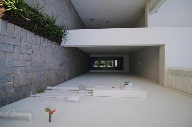 Building Photo - 14050 SW Thorens Dr