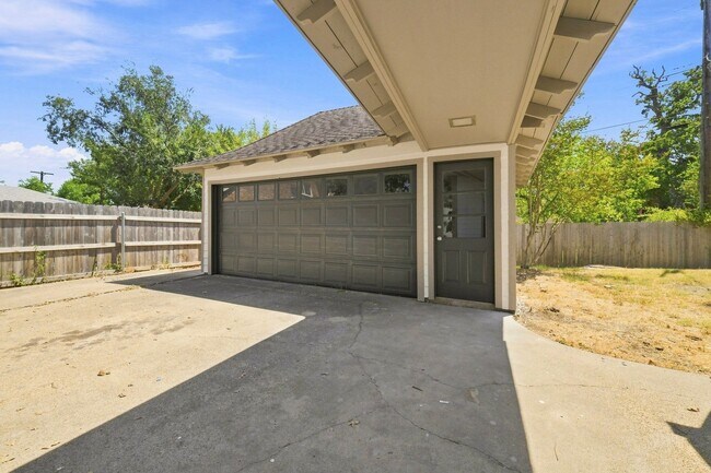 Building Photo - 2508 Memorial Dr