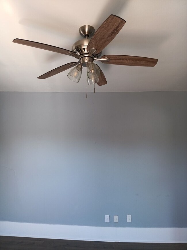 Building Photo - 215 W King Ave