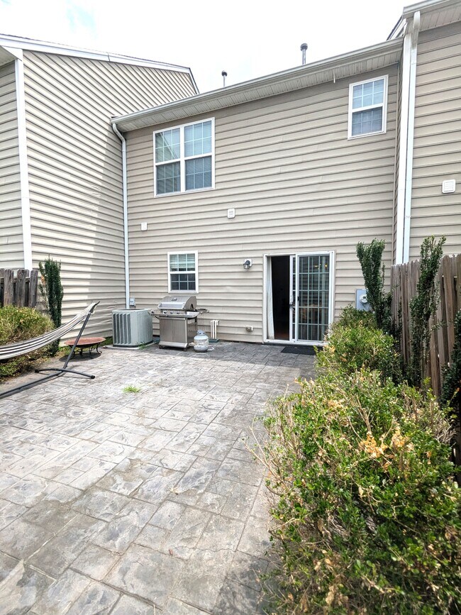 Building Photo - 208 Lewis Burwell Pl