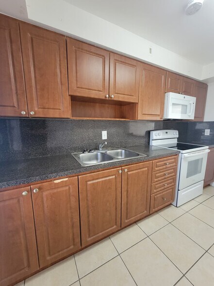 Building Photo - 2005 Sans Souci Blvd