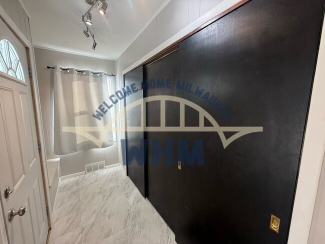 Building Photo - 2240 W Lawn Ave