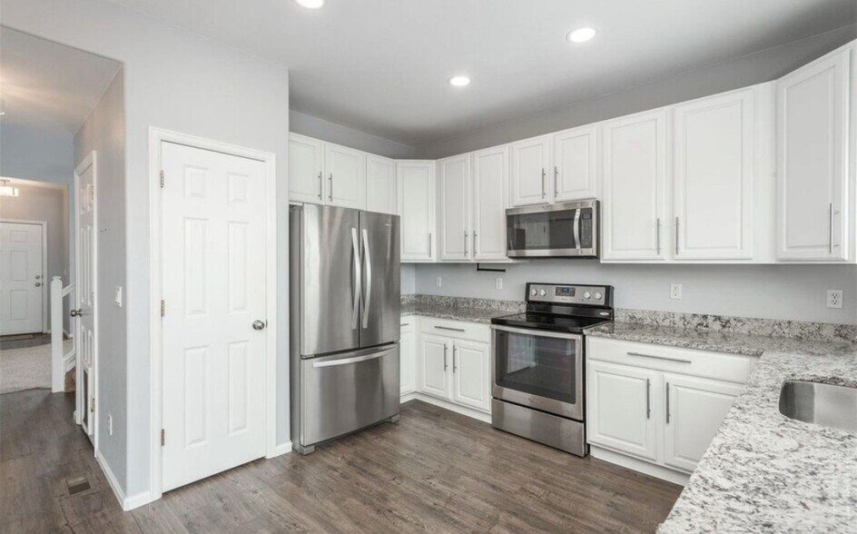 Building Photo - 2527 S Andes Cir
