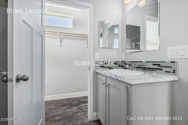 Building Photo - 32567 W Santa Cruz Ave