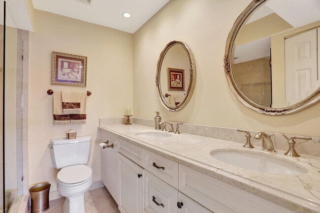 Building Photo - 330 SE 20th Ave