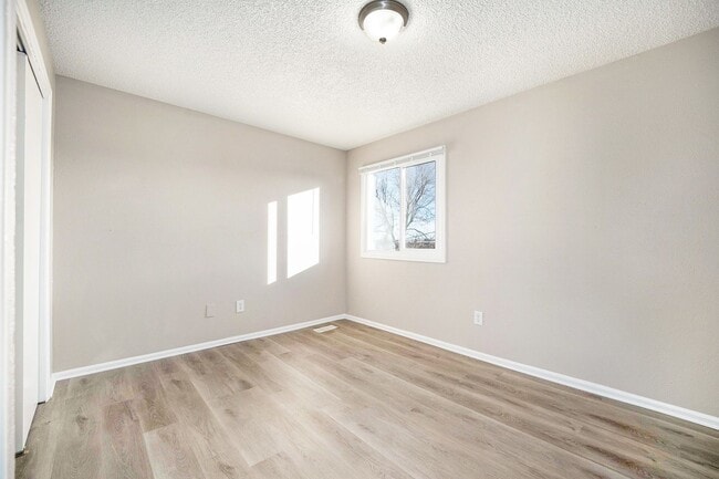 Building Photo - Newly Updates 4-Bedroom, 4-Bathroom Townhouse Available Immediately