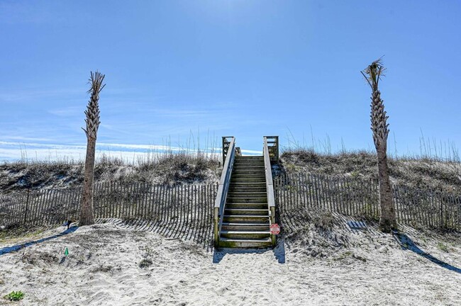 Building Photo - FURNISHED OFF-SEASON MONTHLY RENTAL-STARTI...