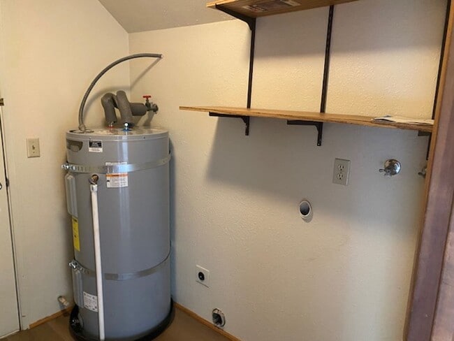 Building Photo - East Medford - 3 bed 1.5 bathroom 2 story duplex