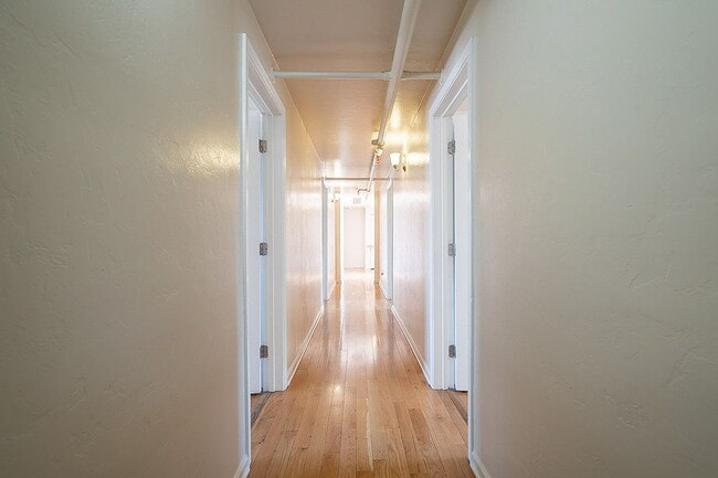 Building Photo - 928 E 6th St