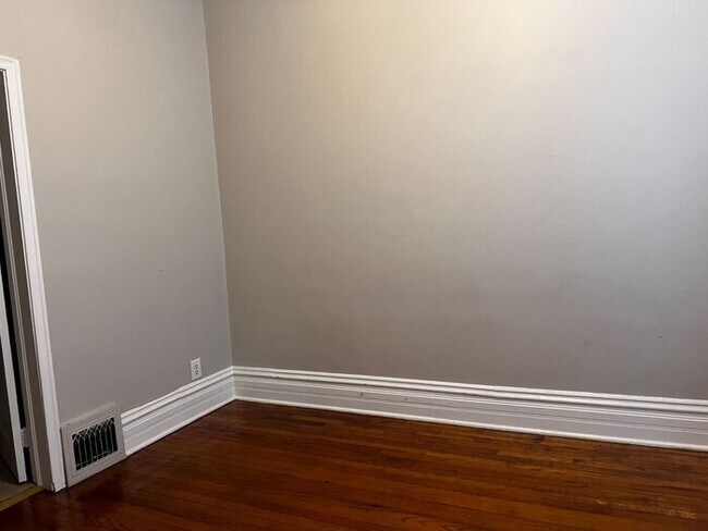 Building Photo - 2 Bedroom with All Utilities included Close to ISU