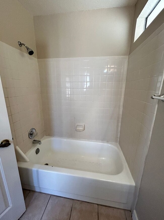 Building Photo - *NEW* Paint *NEW* Flooring *NO* HOA Glenda...